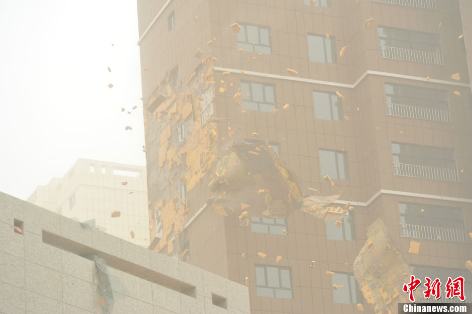 4月23日，受強(qiáng)冷空氣影響，新疆哈密出現(xiàn)出現(xiàn)強(qiáng)沙塵和降溫天氣，部分路段能見度不足50米