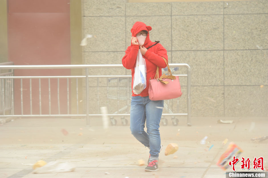 4月23日，受強(qiáng)冷空氣影響，新疆哈密出現(xiàn)出現(xiàn)強(qiáng)沙塵和降溫天氣