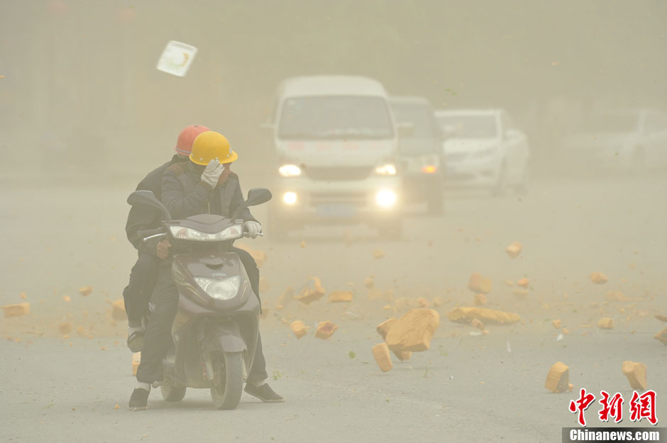 4月23日，受強(qiáng)冷空氣影響，新疆哈密出現(xiàn)出現(xiàn)強(qiáng)沙塵和降溫天氣