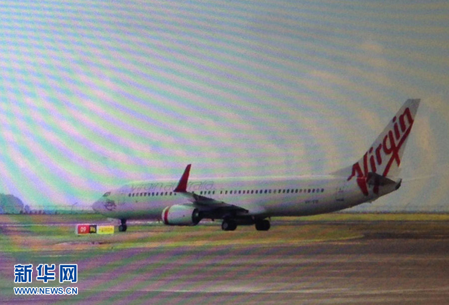 4月25日，迫降的澳大利亞維珍航空公司客機(jī)停在印度尼西亞巴厘島登巴薩機(jī)場(chǎng)（透過(guò)飛機(jī)舷窗拍攝）。