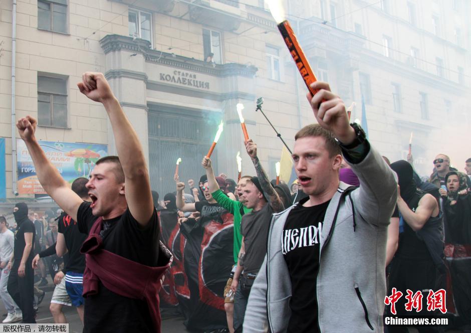 當(dāng)?shù)貢r(shí)間4月28日，烏克蘭哈爾科夫，親歐民眾和親俄民眾在街頭示威時(shí)發(fā)生大規(guī)模沖突。