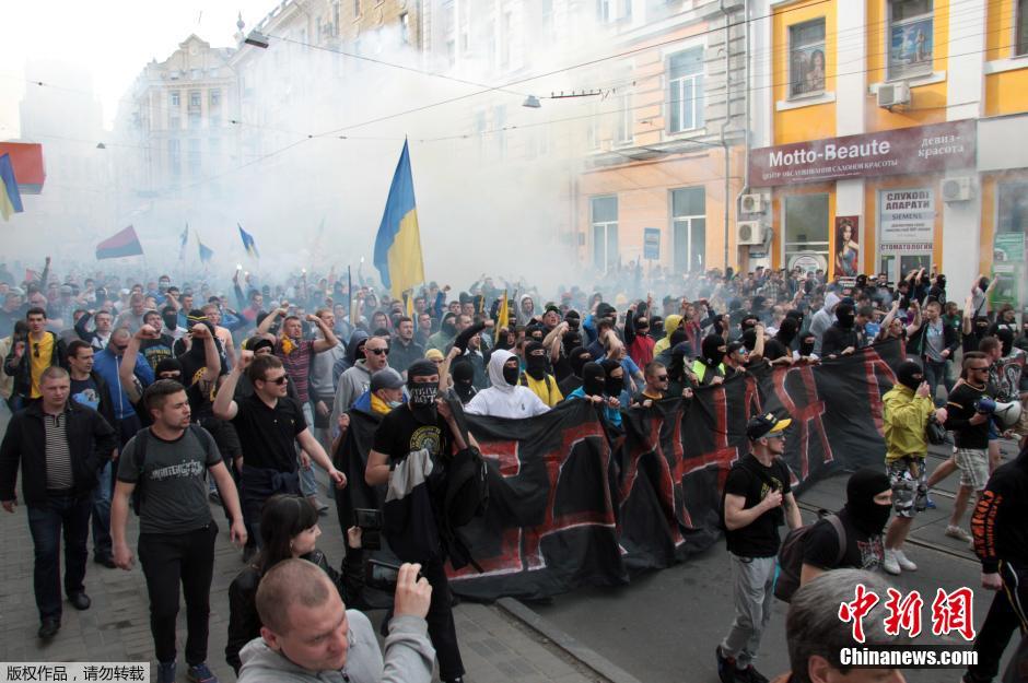 當(dāng)?shù)貢r(shí)間4月28日，烏克蘭哈爾科夫，親歐民眾和親俄民眾在街頭示威時(shí)發(fā)生大規(guī)模沖突。