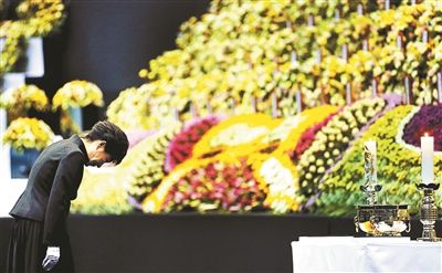 4月29日，韓國總統(tǒng)樸槿惠為“歲月”號沉沒客輪死難者默哀圖片/IC