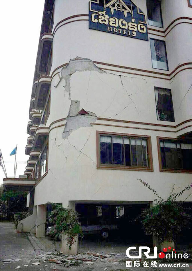 　當(dāng)?shù)貢r間2014年5月5日，泰國清萊，一棟酒店大樓墻皮脫落。 圖片來源：東方IC