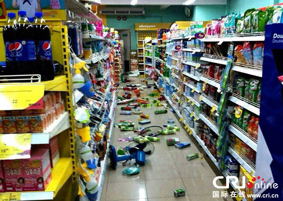 　當(dāng)?shù)貢r間2014年5月5日，泰國清萊，超市貨架上的商品散落一地。