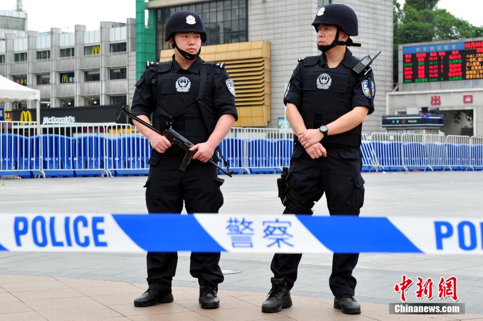 圖為廣州特警在案發(fā)現(xiàn)場戒備。