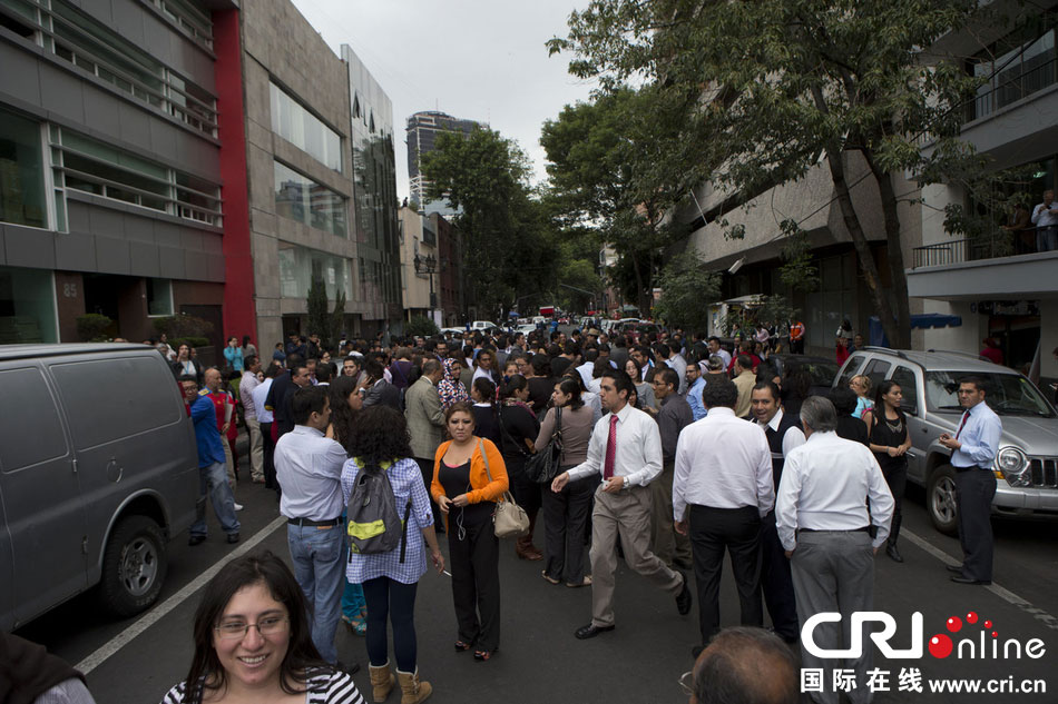 當(dāng)?shù)貢r(shí)間2014年5月8日，墨西哥墨西哥城，市民聚集在街道上?！D片來源：Rebecca Black