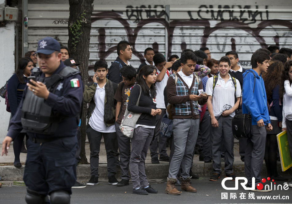 當(dāng)?shù)貢r(shí)間2014年5月8日，墨西哥墨西哥城，市民等在路邊等待道路重新開啟。