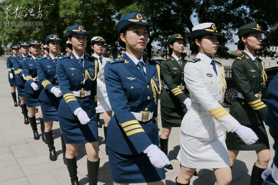 解放軍首批女儀仗兵亮相，90%以上擁有大專以上學(xué)歷，平均身高1.72米。圖為女兵儀仗隊(duì)。