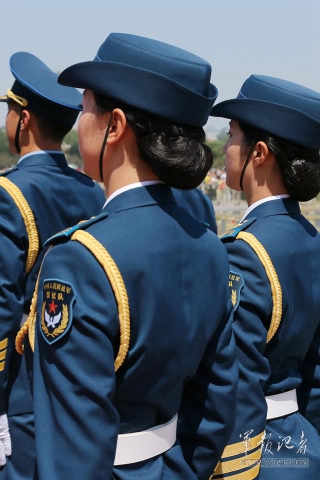 解放軍首批女儀仗兵亮相，90%以上擁有大專以上學(xué)歷，平均身高1.72米。圖為女兵儀仗隊(duì)。