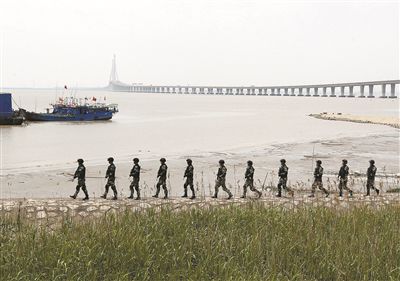 上海加強安保工作，警方在長江沿岸巡邏