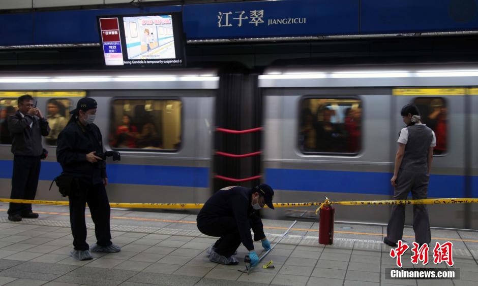 圖為新北市警察在現(xiàn)場(chǎng)勘查。中新社發(fā) 劉舒凌 攝