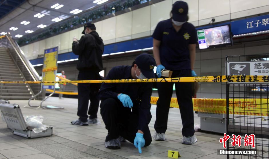 圖為新北市警察在現(xiàn)場(chǎng)勘查。中新社發(fā) 劉舒凌 攝