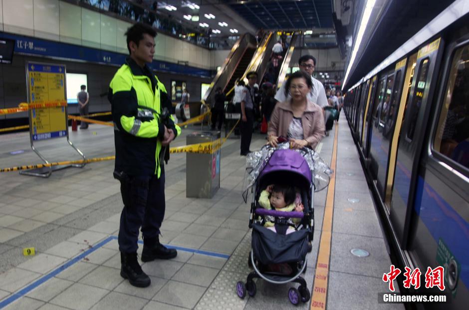 圖為新北市警察在現(xiàn)場(chǎng)勘查。中新社發(fā) 劉舒凌 攝