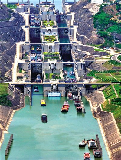今年5月11日,三峽工程五級船閘,船只正在過閘。
