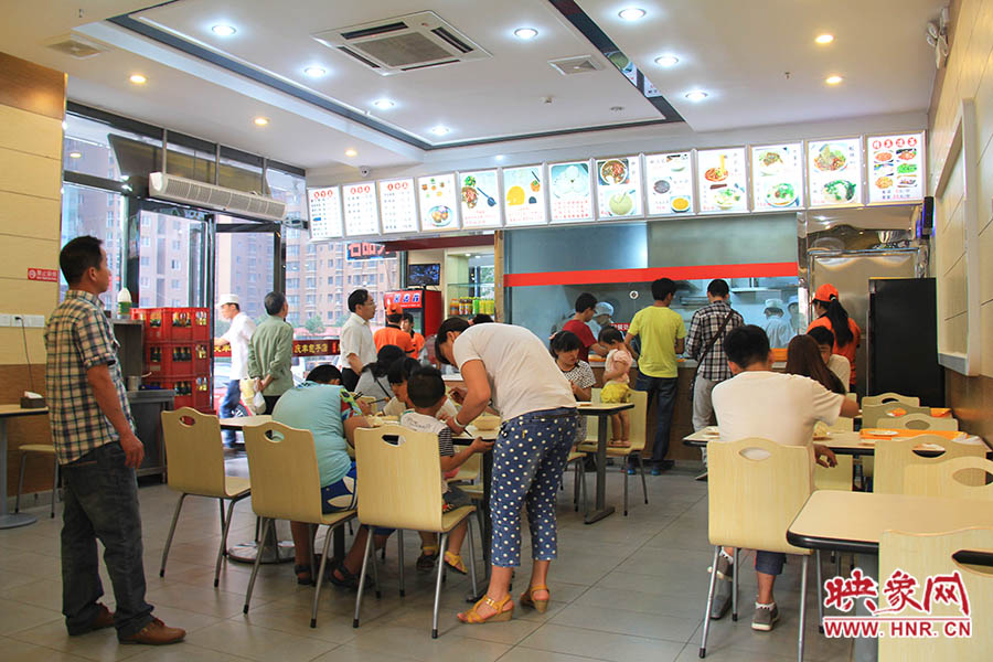 慶豐包子的金字招牌真不是蓋的,雖然店面還沒有正式營業(yè),已有許多食客慕名來吃包子。