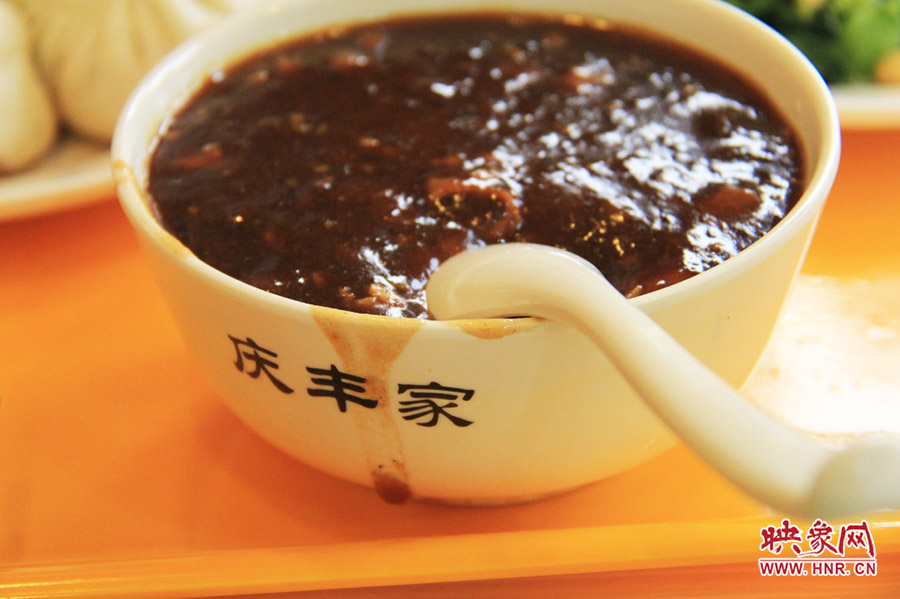 一碗炒肝,看上去也有滋有味。