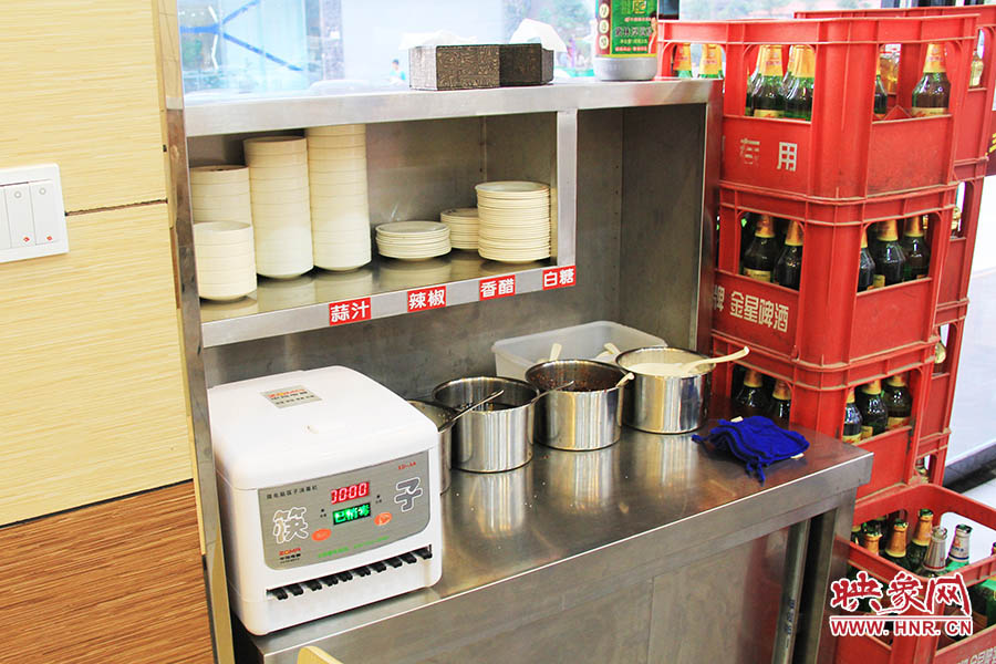 調料、小碟、餐具也都被放在另一張單獨的桌子上,需要用餐者“自助”。