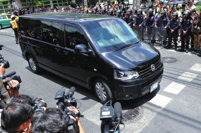 英拉向泰國軍方報到后被扣留。