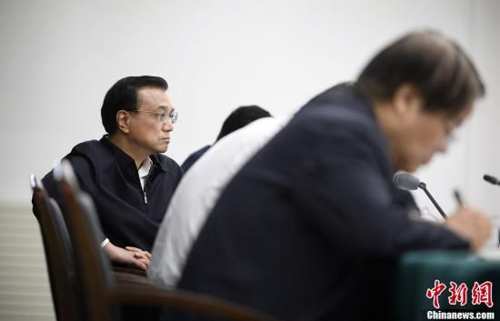 李克強在赤峰主持召開部分企業(yè)與金融機構(gòu)負責(zé)人座談會。