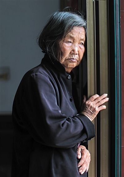 為了能“睡棺木”土葬，潘秀英四次喝農(nóng)藥自殺，后被搶救過來。