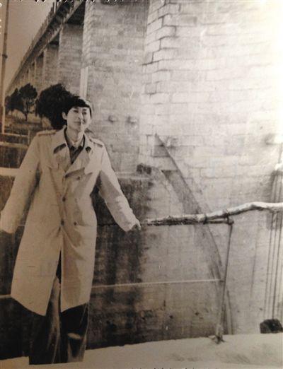 1995年，于英生在蚌埠淮河閘上留影。