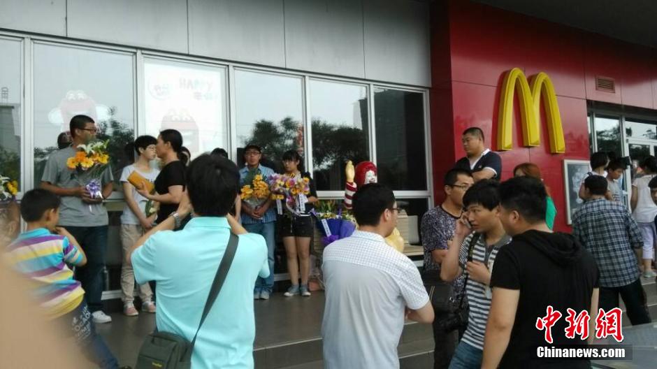 山東招遠民眾自發(fā)悼念“5·28”受害者