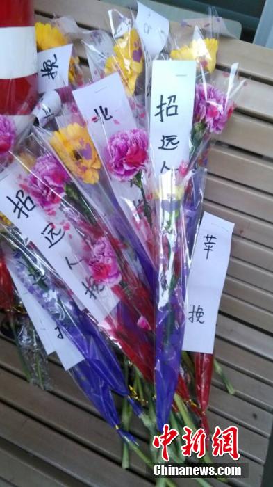 山東招遠民眾自發(fā)悼念“5·28”受害者