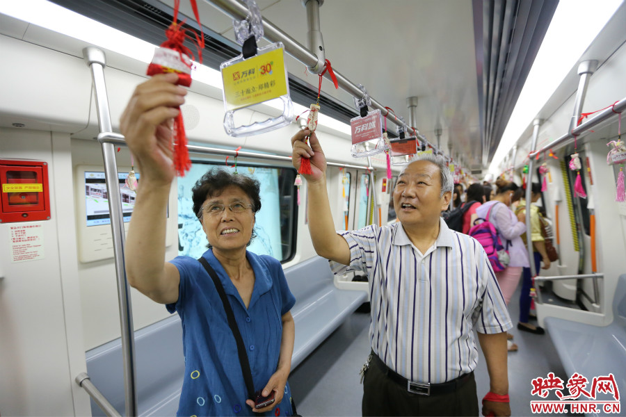 濃濃的端午文化吸引了不少老年人前來(lái)乘坐地鐵。