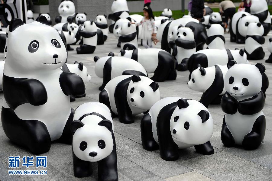 這是6月2日在上海靜安嘉里中心廣場拍攝的萌態(tài)百出的“熊貓”大軍。