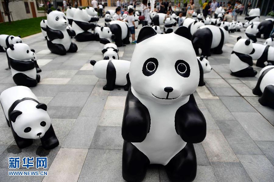 這是6月2日在上海靜安嘉里中心廣場拍攝的萌態(tài)百出的“熊貓”大軍。