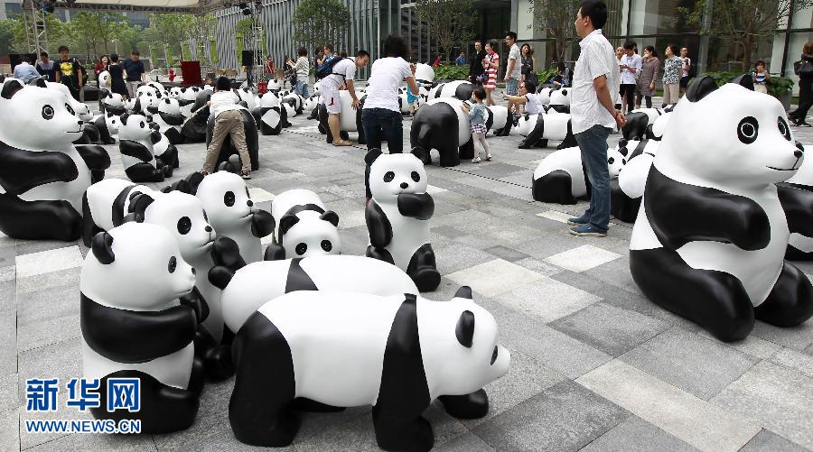 6月2日在上海街頭拍攝的大熊貓模型。