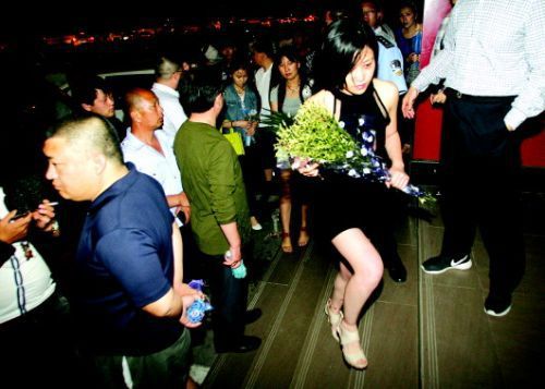 血案發(fā)生幾天來(lái)，很多招遠(yuǎn)市民自發(fā)送來(lái)鮮花，悼念逝者。本報(bào)記者趙金陽(yáng)見(jiàn)習(xí)記者呂奇攝