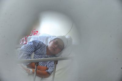 　6月3日，被打的值班醫(yī)生在病房接受治療。新華社發(fā)