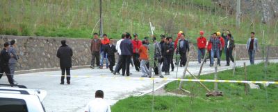 上圖：工廠保安拒絕外人入內(nèi)。下圖：工作人員戴上防護(hù)面具進(jìn)入現(xiàn)場(chǎng)?！把胍曅侣劇蔽⒉? width=