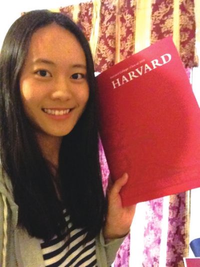 一米七二的身高，小麥色的皮膚，長發(fā)近乎及腰，灰色的連衣裙，當“美范兒”十足的張媛琦出現(xiàn)在記者面前時，記者很難想象如此成熟的她才只有19歲。