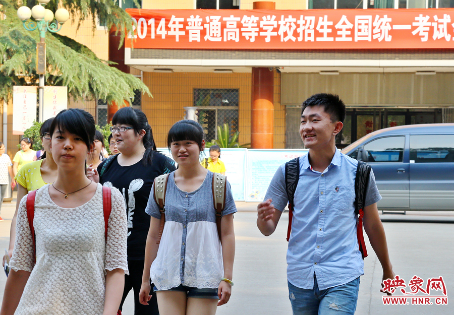 最后一門考試結(jié)束后，考生們一臉輕松的走出考場