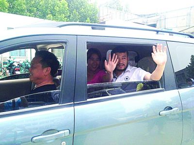 孫正龍和妻子、家人，揮手和醫(yī)護人員告別。張凌飛