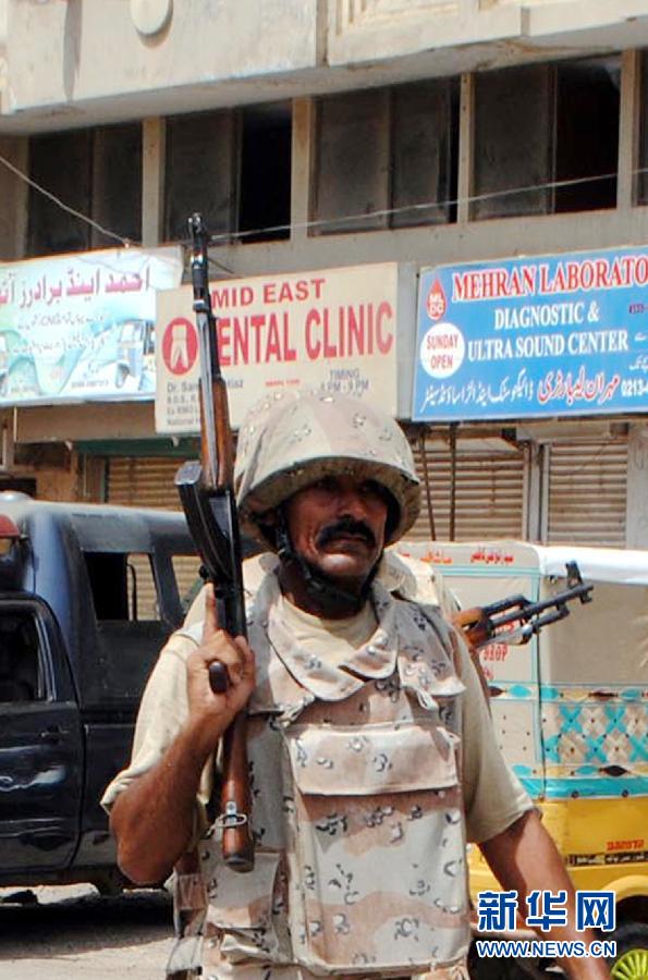 6月10日，在巴基斯坦南部城市卡拉奇真納國際機(jī)場(chǎng)附近，安全人員在街頭警戒。