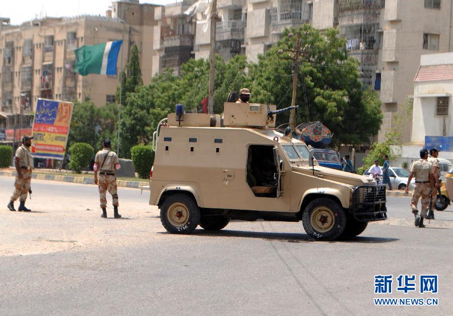 6月10日，在巴基斯坦南部城市卡拉奇真納國際機(jī)場(chǎng)附近，安全人員在街頭警戒。