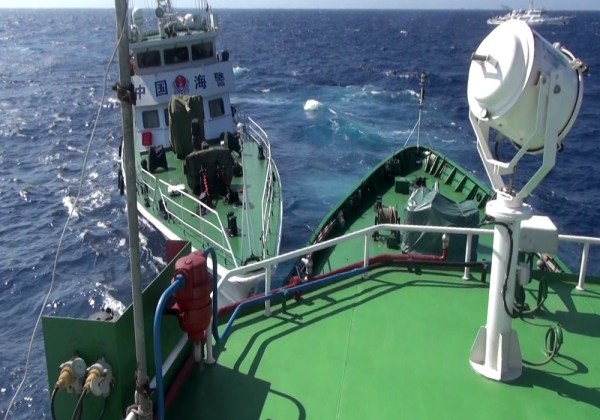 越南拍攝的中國(guó)?？樟α孔o(hù)衛(wèi)981鉆井平臺(tái)。