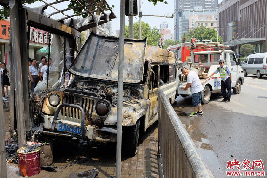 吉普車燒毀嚴重，基本報廢。
