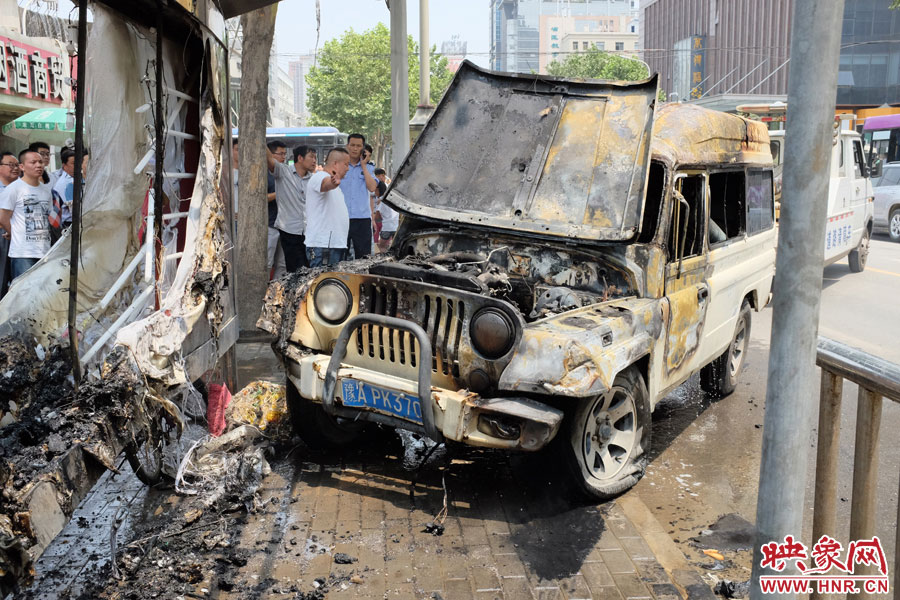 火災撲滅后，交警部門將車進行拖離。