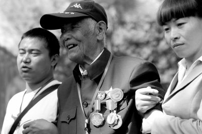 中國遠(yuǎn)征軍老兵來參加活動。