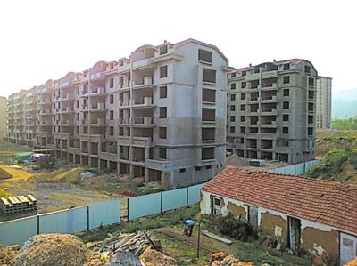 住宅樓的外立面還未裝修，但據(jù)售樓處工作人員介紹，第一批開盤已經(jīng)賣掉了99套。