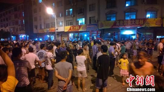 事發(fā)后民眾仍未離去。 王剛 攝