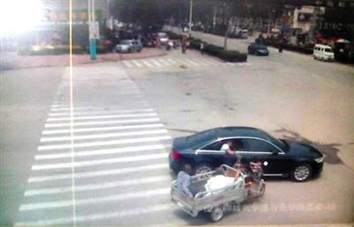 23日中午，陳母被突然噴毒。新京報(bào)記者 王瑞鋒 攝