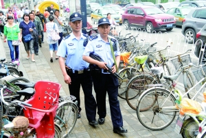 人流密集的街頭,持槍巡邏。