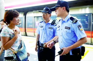 地鐵內(nèi),遇到群眾求助。