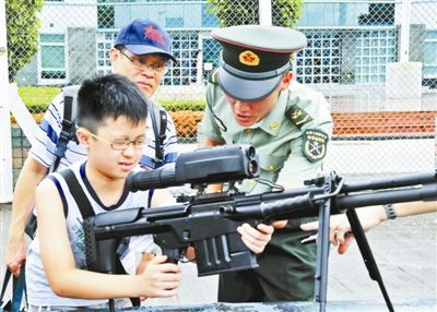 駐港部隊(duì)為市民帶來(lái)各種演練